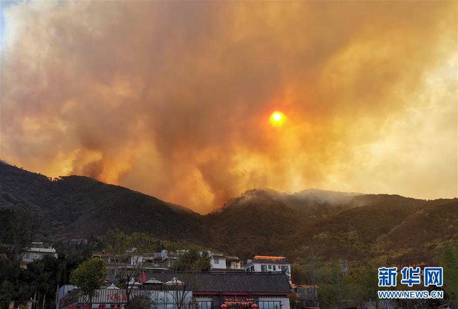 这是3月31日在四川省西昌市邛海畔拍摄的泸山火场画面.