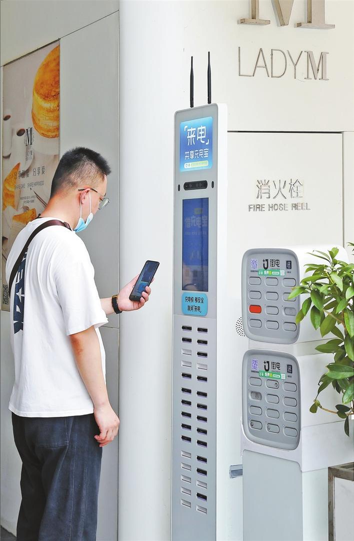 用户扫码租借共享充电宝 本版图片均由 深圳晚报记者 张焱焱摄