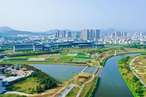 湿地出发,途经燕子湖段孕育坪山的母亲河——坪山河有着一条在生机