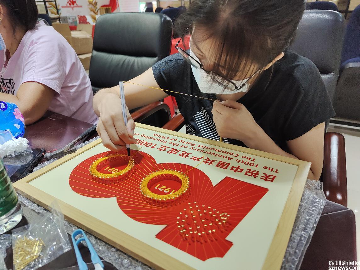 追忆初心永葆本色67五湾社区举行党徽主题绕线画活动
