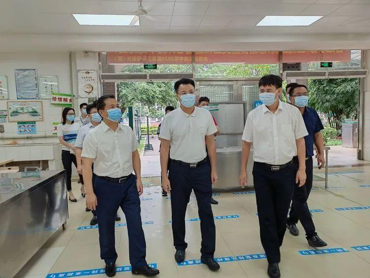 代理主任曾庆华和纪委副书记,区监委副主任麦耀明分别率队到光明中学