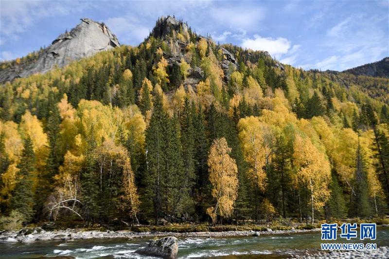 9月21日拍摄的新疆富蕴县国家5a级景区可可托海景区秋景.