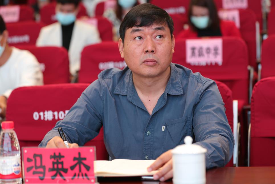 光明区教科院美术教研员冯英杰