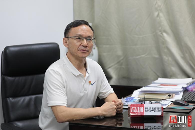 深圳艺术高中校长包强平接受深圳新闻网记者采访.