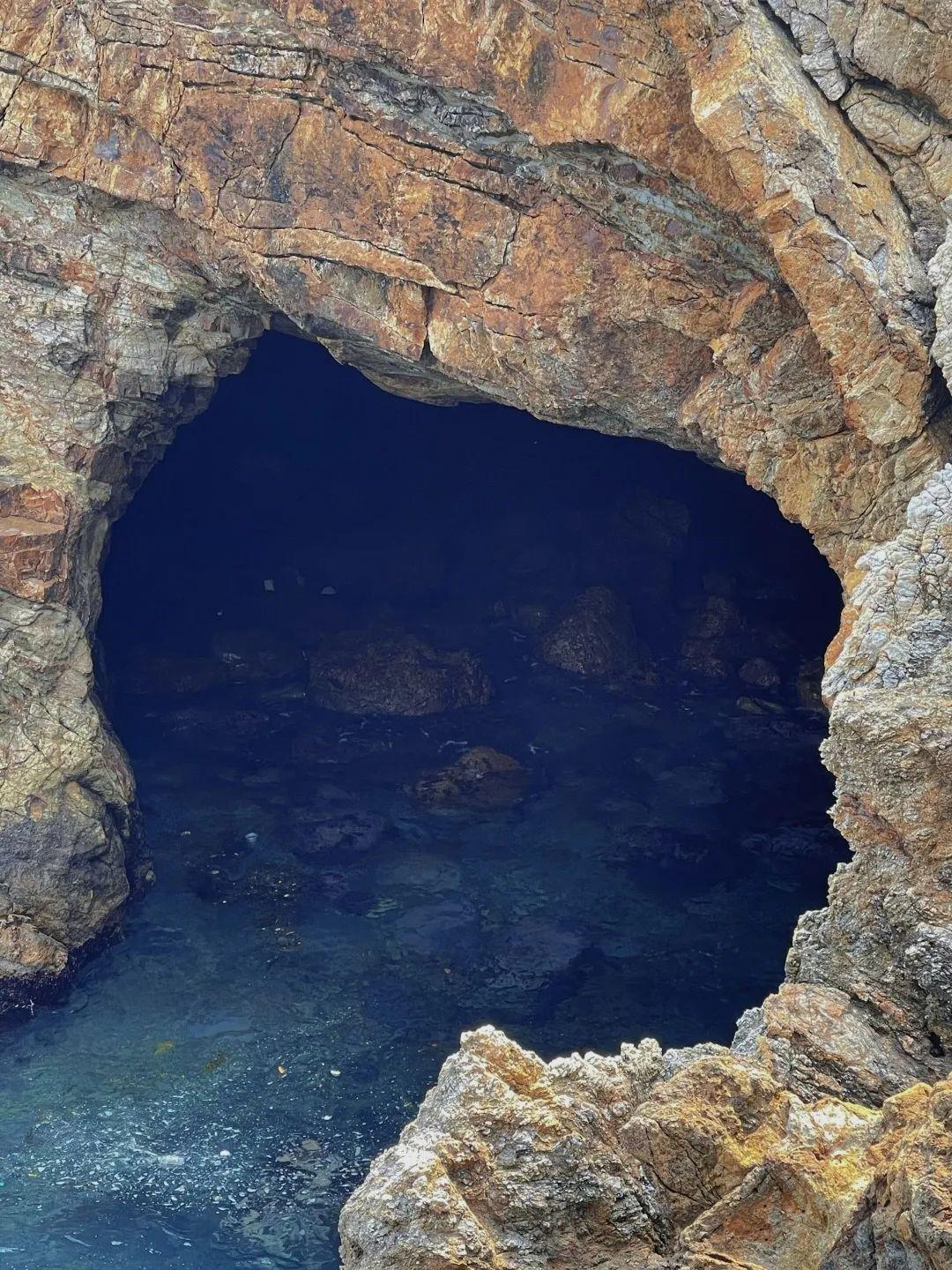 隐藏在山中的幽深洞穴和大海相连 记得仔细看拍打着壁崖的清澈海水 说