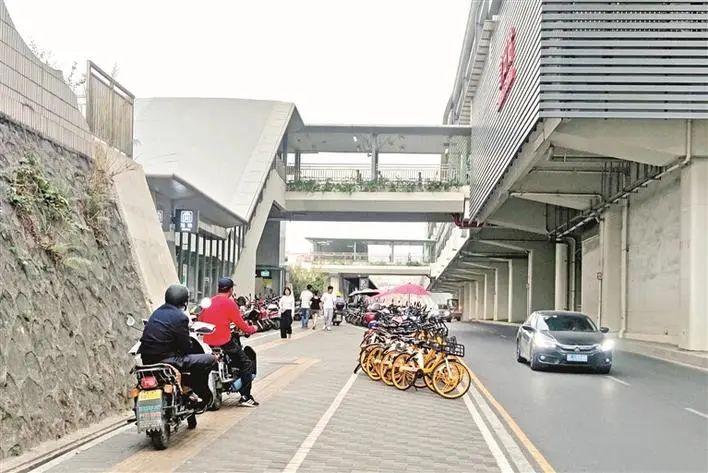 官田地铁站d出口,不少非法营运电动二轮车在此聚集.