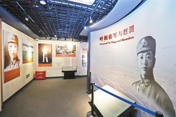 媒体组成的"循着红色记忆看深圳"采访团先后登上国贸大厦49层旋转餐厅