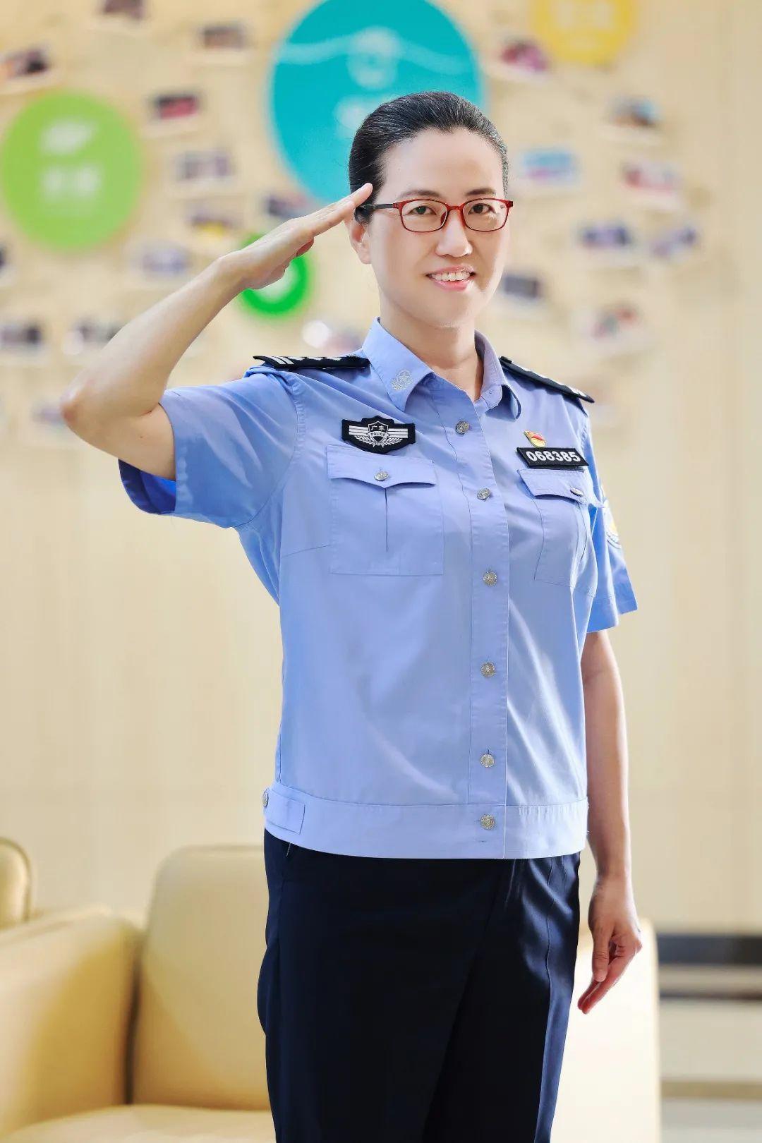 作为一位从警28年的女民警,2011年,她接手了警队民警家庭方面的工作.