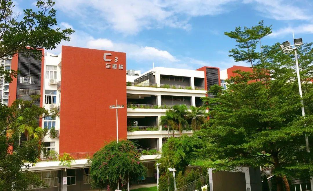 建设"深圳一流完全中学",她有高山仰止的胸怀,更有海纳百川的视野.