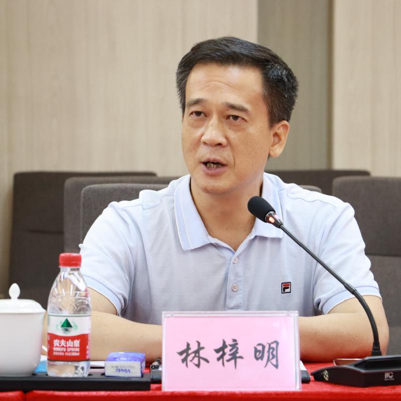 市人大代表林梓明表示:"我当了多年的党代表,这是首次当选人大代表