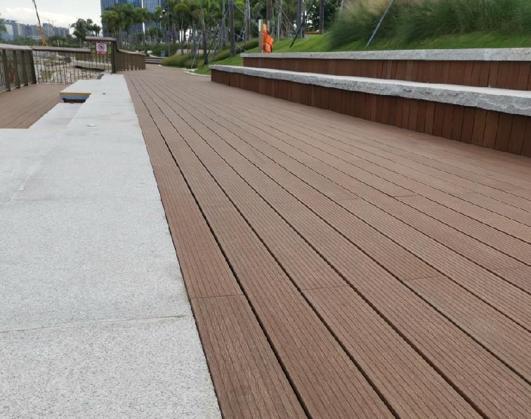 地板与石材衔接处理(左),仿铜不锈钢条收边(右)木栈道栏杆扶手施工