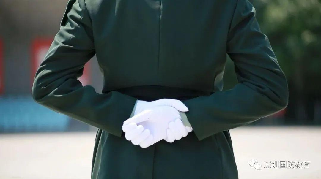 臀部坐在右脚跟上(膝盖不着地),两腿分开约60度(女军人两腿自然并拢)