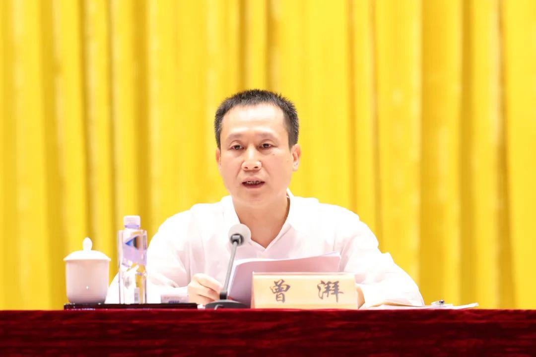 曾湃回顾了近几年南山教育事业取得的显著成绩,对全区教育系统特别是