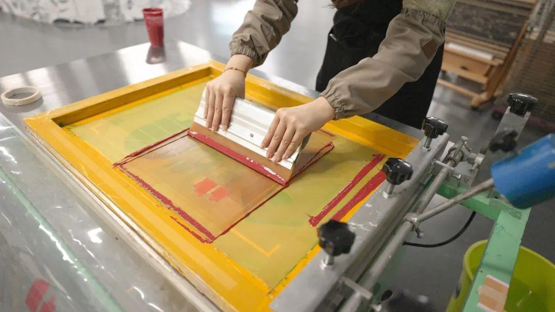 用丝网版画制作装饰画,有着图式多变,色彩鲜明的特点,丝网印刷是版画