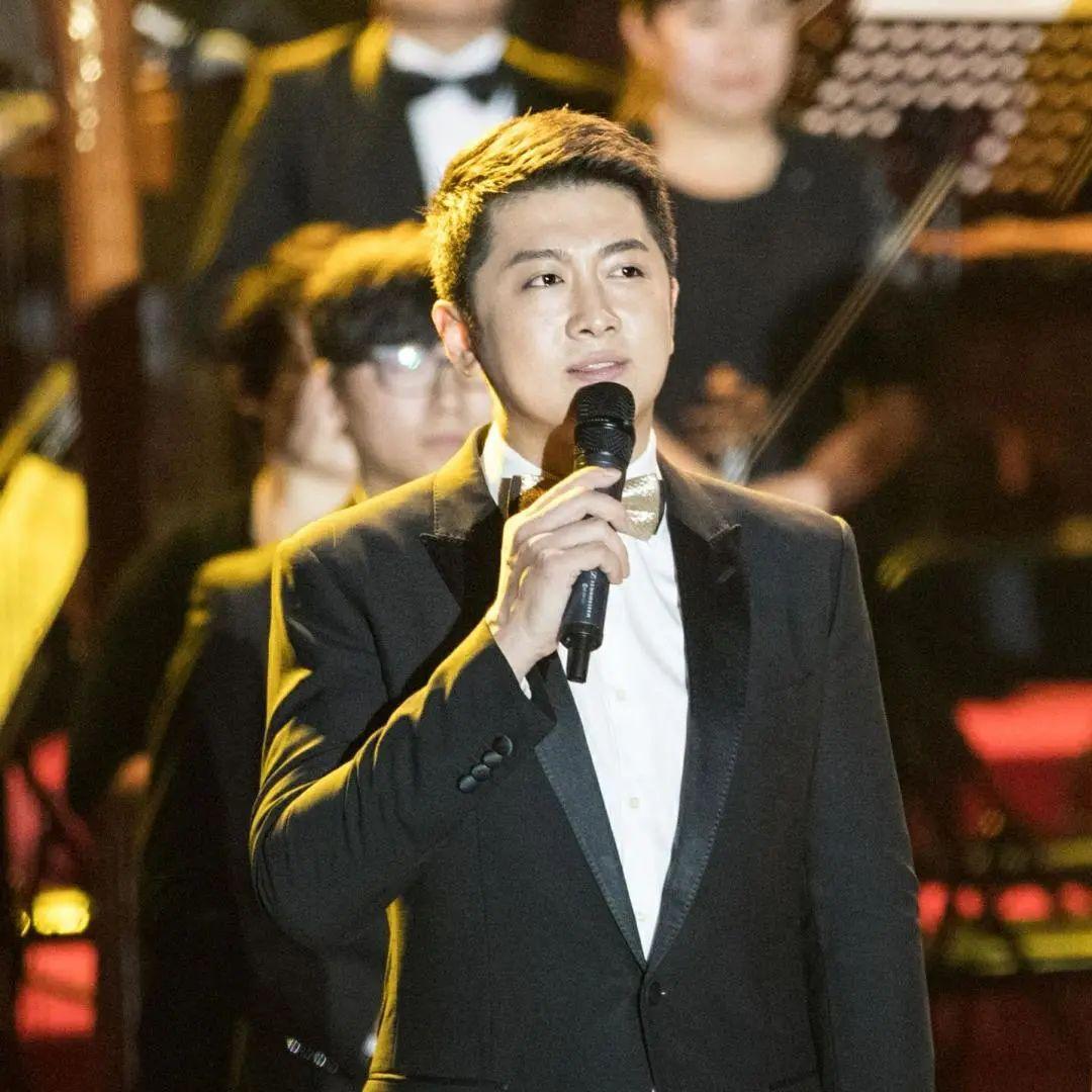 李恩泽深圳市知否读剧社理事,深圳市朗诵艺术家协会会员,深圳卫视《深