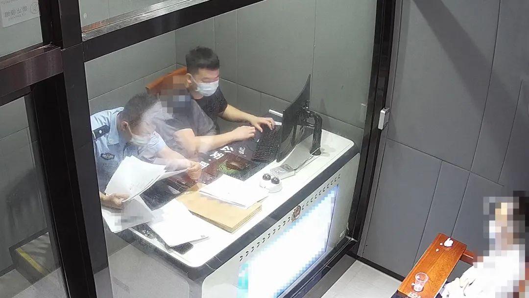 时间,经陈某的银行卡走账26万余元,陈某也因此非法获利2.6万元人民币。▲民警审讯嫌疑人陈某经审讯,