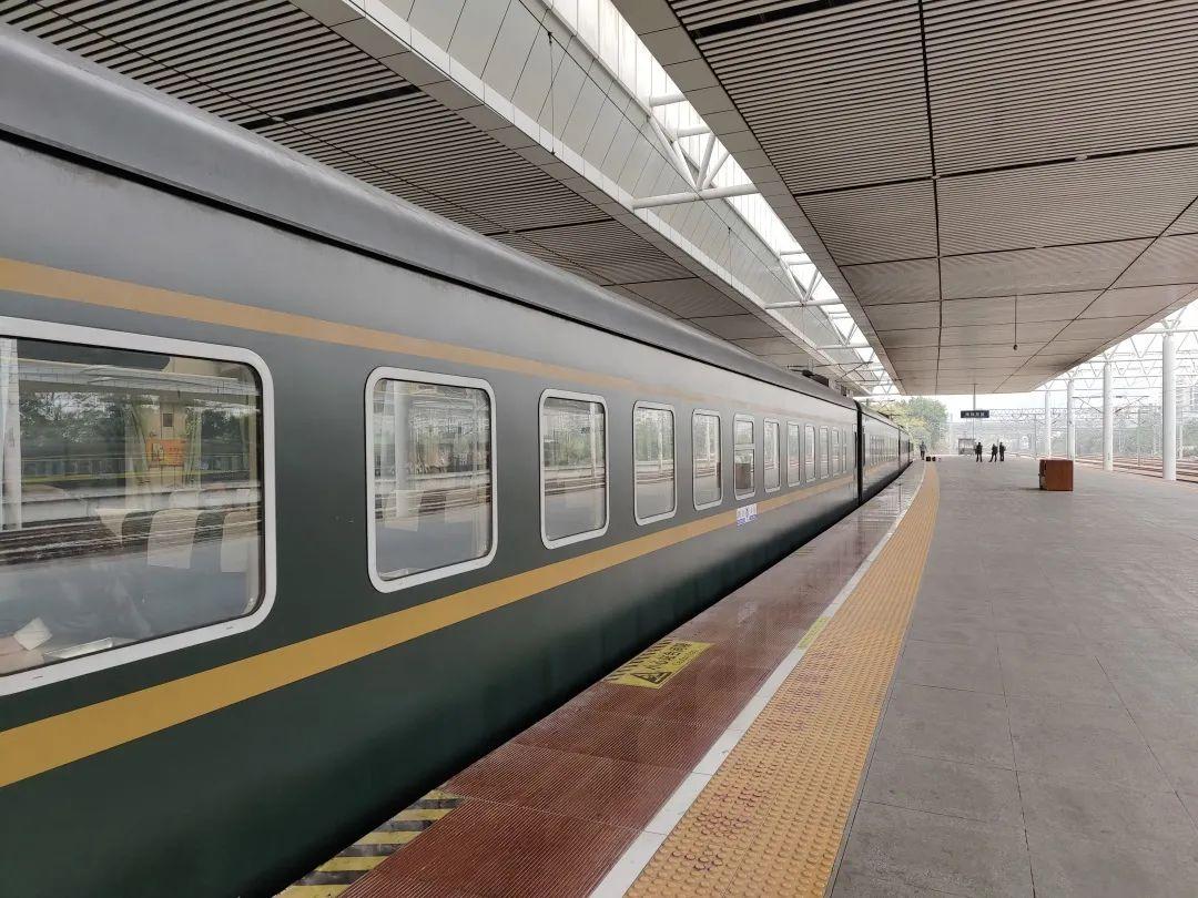 ▼开往甘肃天水站准时从站台缓缓驶出春运首趟长途旅客列车z230深圳