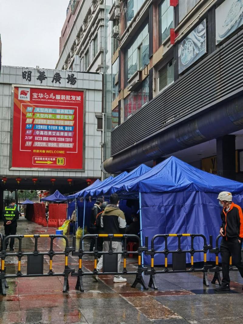 直击东门老街封控区管控区井然有序其他区域照常营业市井味浓